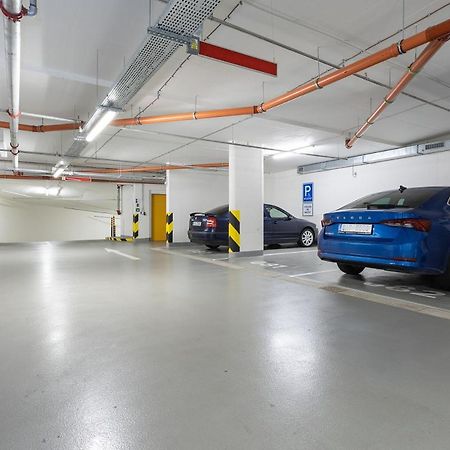 Yellow Apartment With Parking Πράγα Εξωτερικό φωτογραφία