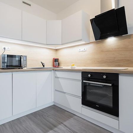 Yellow Apartment With Parking Πράγα Εξωτερικό φωτογραφία