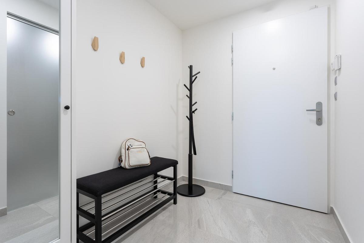 Yellow Apartment With Parking Πράγα Εξωτερικό φωτογραφία