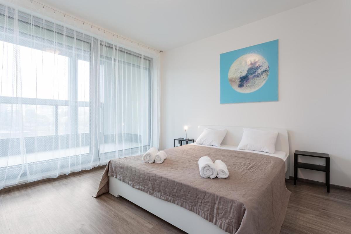 Yellow Apartment With Parking Πράγα Εξωτερικό φωτογραφία