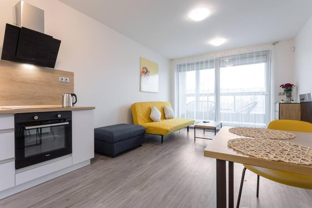 Yellow Apartment With Parking Πράγα Εξωτερικό φωτογραφία
