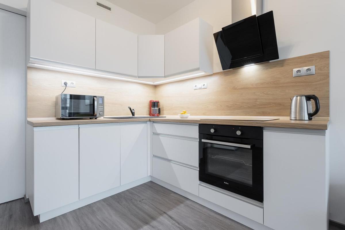 Yellow Apartment With Parking Πράγα Εξωτερικό φωτογραφία