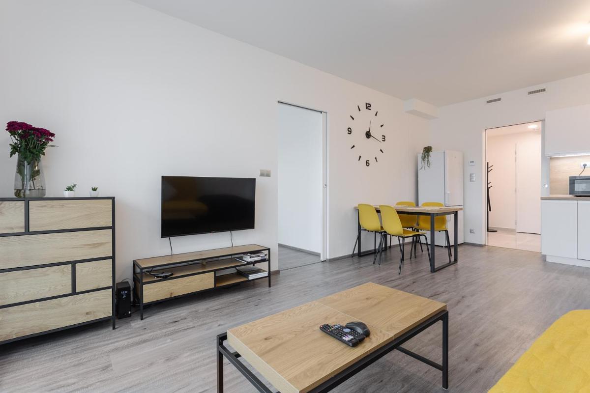 Yellow Apartment With Parking Πράγα Εξωτερικό φωτογραφία