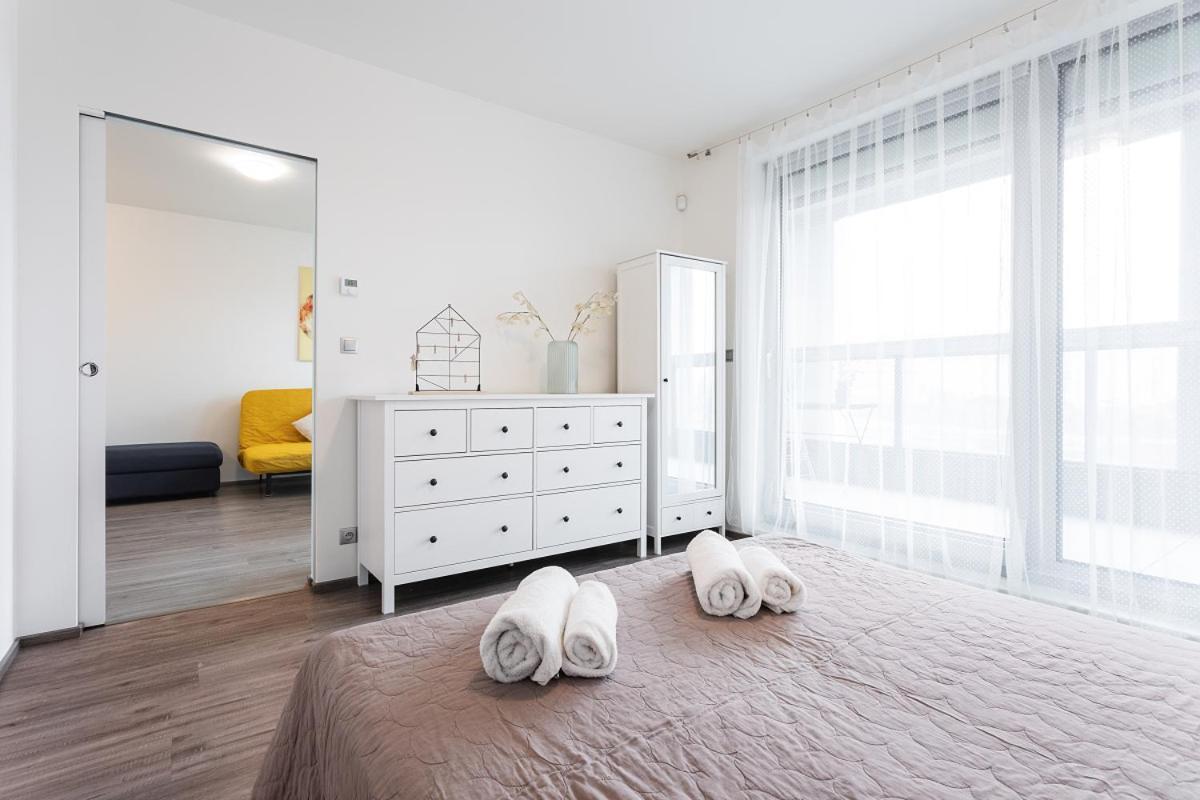 Yellow Apartment With Parking Πράγα Εξωτερικό φωτογραφία