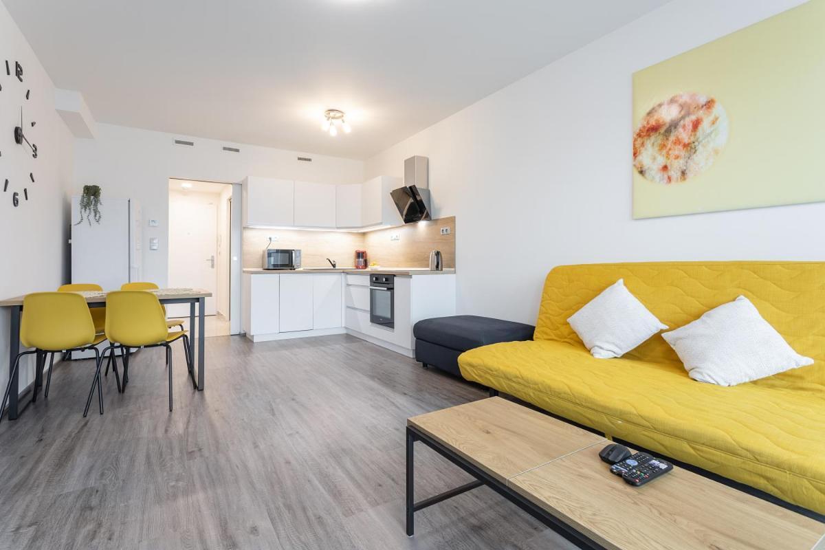 Yellow Apartment With Parking Πράγα Εξωτερικό φωτογραφία